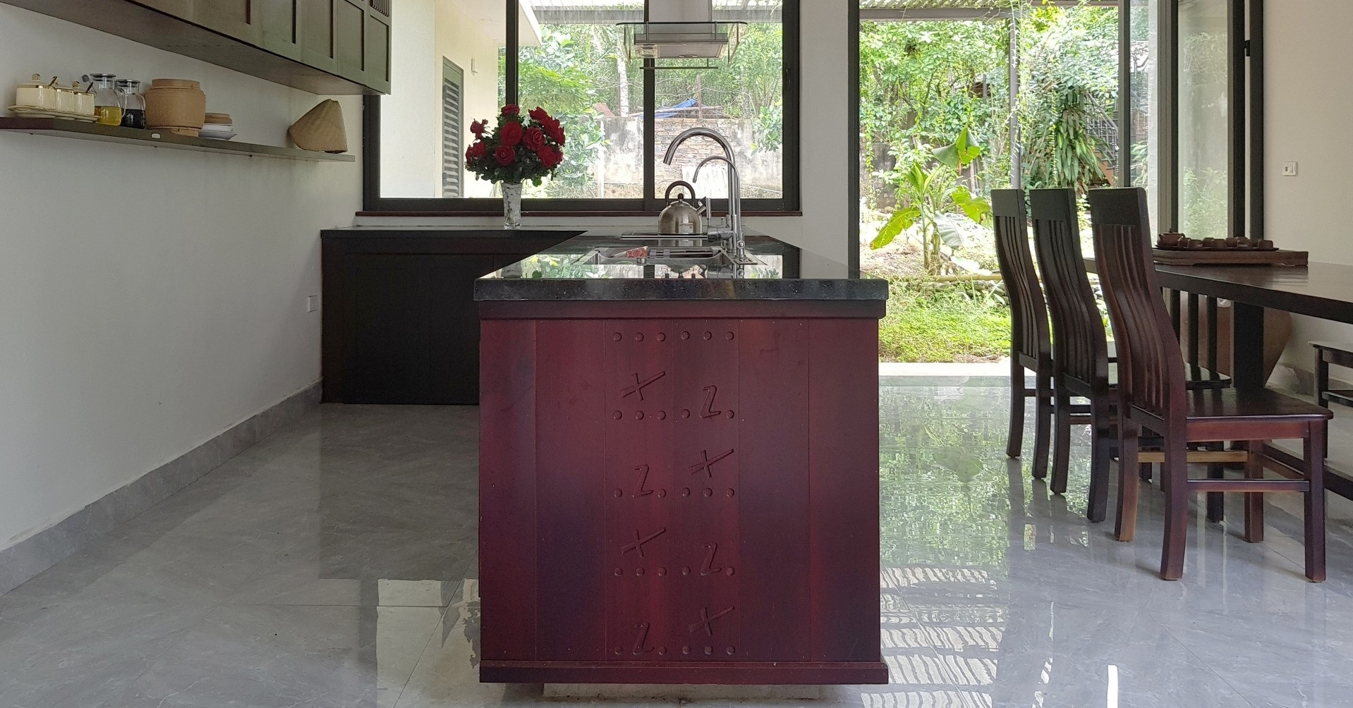 Độc đáo ngôi nhà ở Thanh Hóa trang trí bằng chữ Thái cổ 