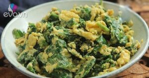 Không chỉ xào thịt bò, lá này xào cùng trứng tuyệt ngon, đã thế lại còn cực bổ dưỡng
