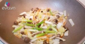 Là rau nhưng vitamin C cực cao, còn lớn hơn cả táo, đem xào với nấm được món chay ngon thanh mát, bổ dưỡng