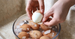 Luộc trứng dễ dàng và ngon miệng với mẹo tự bóc vỏ chuẩn nhà hàng