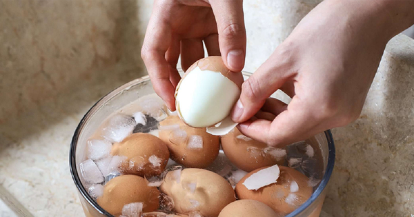 Luộc trứng dễ dàng và ngon miệng với mẹo tự bóc vỏ chuẩn nhà hàng