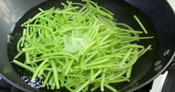 Loại lá loại cây này quý như “nhân sâm người nghèo”, xào cùng tỏi siêu ngon