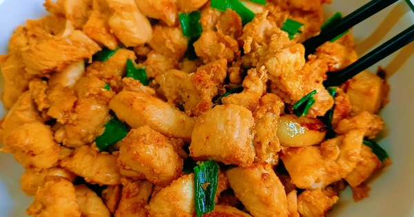 Bữa cơm mùa hè với món ức gà xào tỏi thơm ngon, hấp dẫn cho Cả gia đình